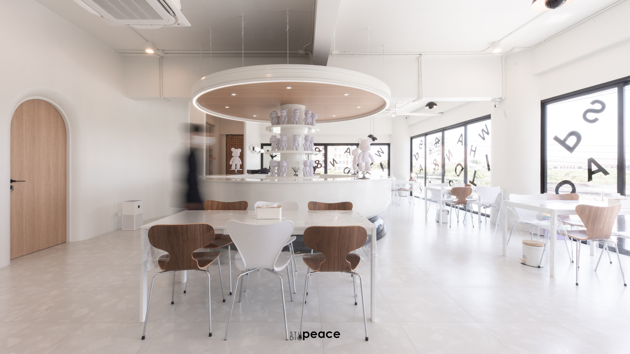 White & Space — Nail Salon