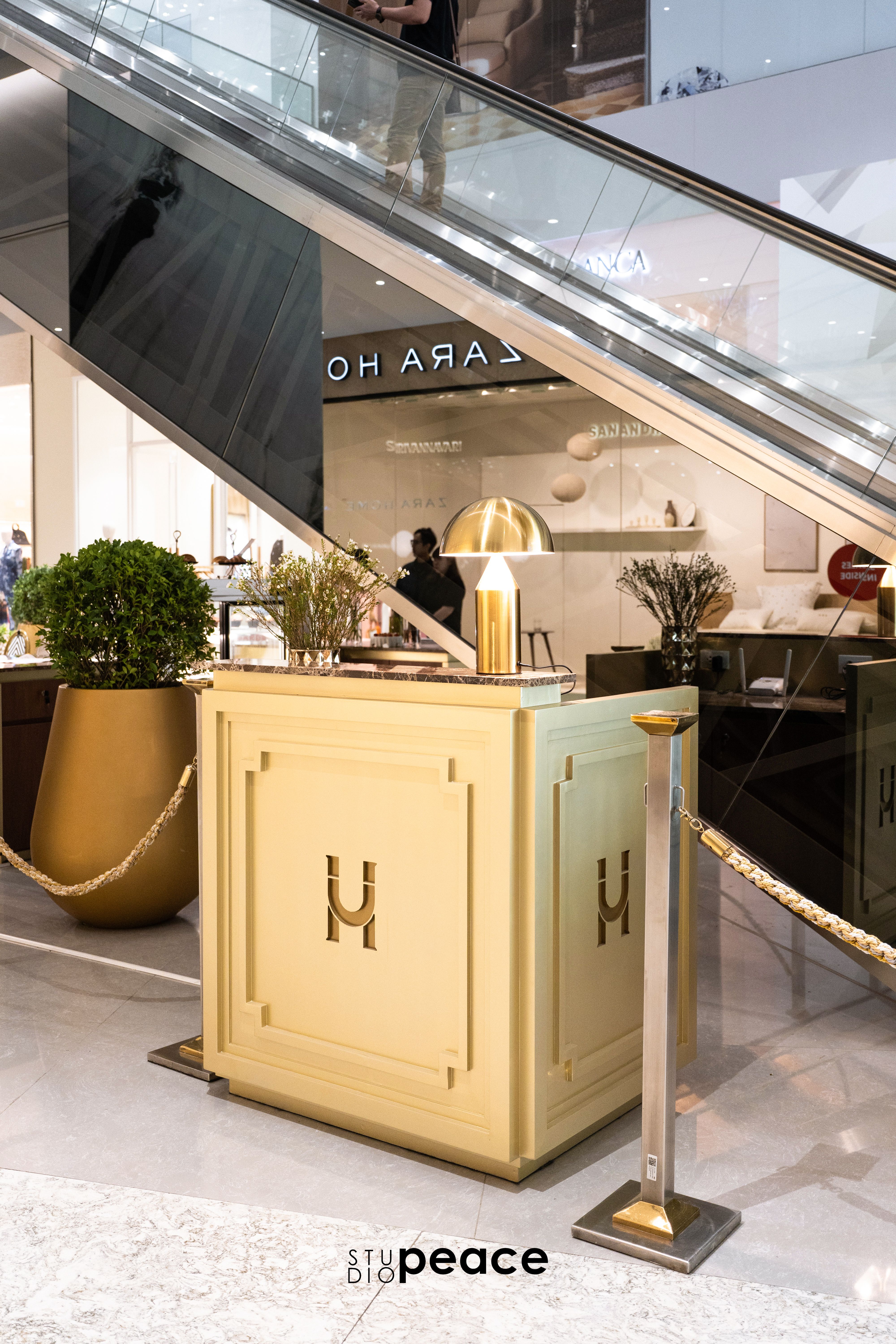 Underhound by Greyhound — Siam Paragon — 12