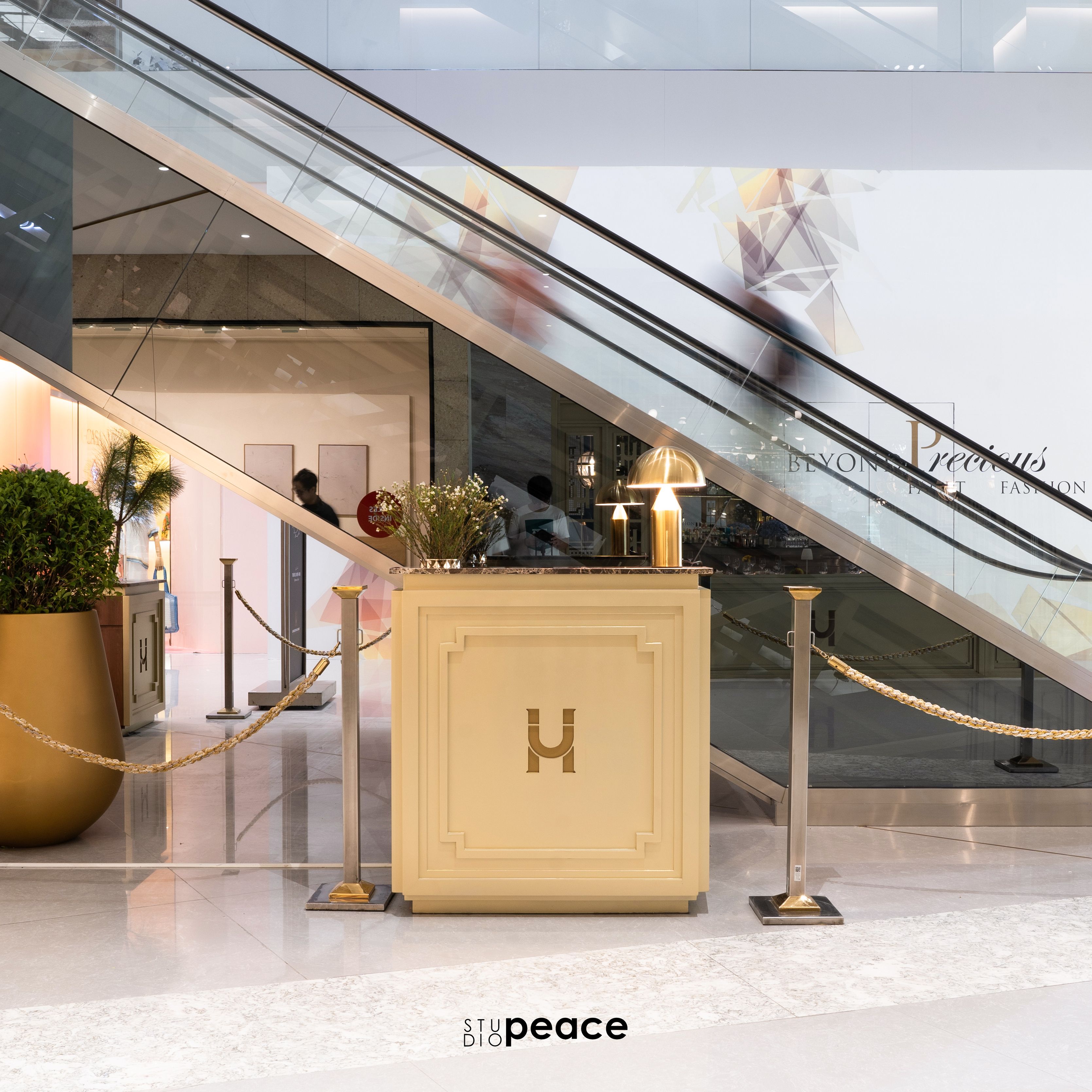 Underhound by Greyhound — Siam Paragon — 7