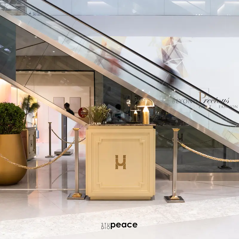 Underhound by Greyhound — Siam Paragon — 7