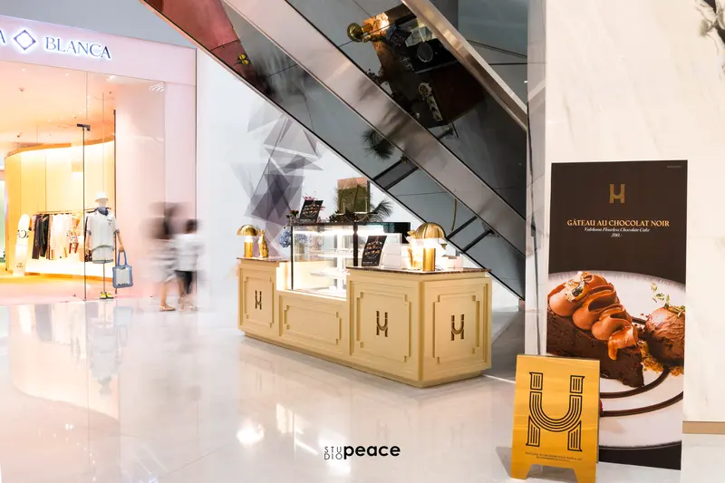 Underhound by Greyhound — Siam Paragon — 13