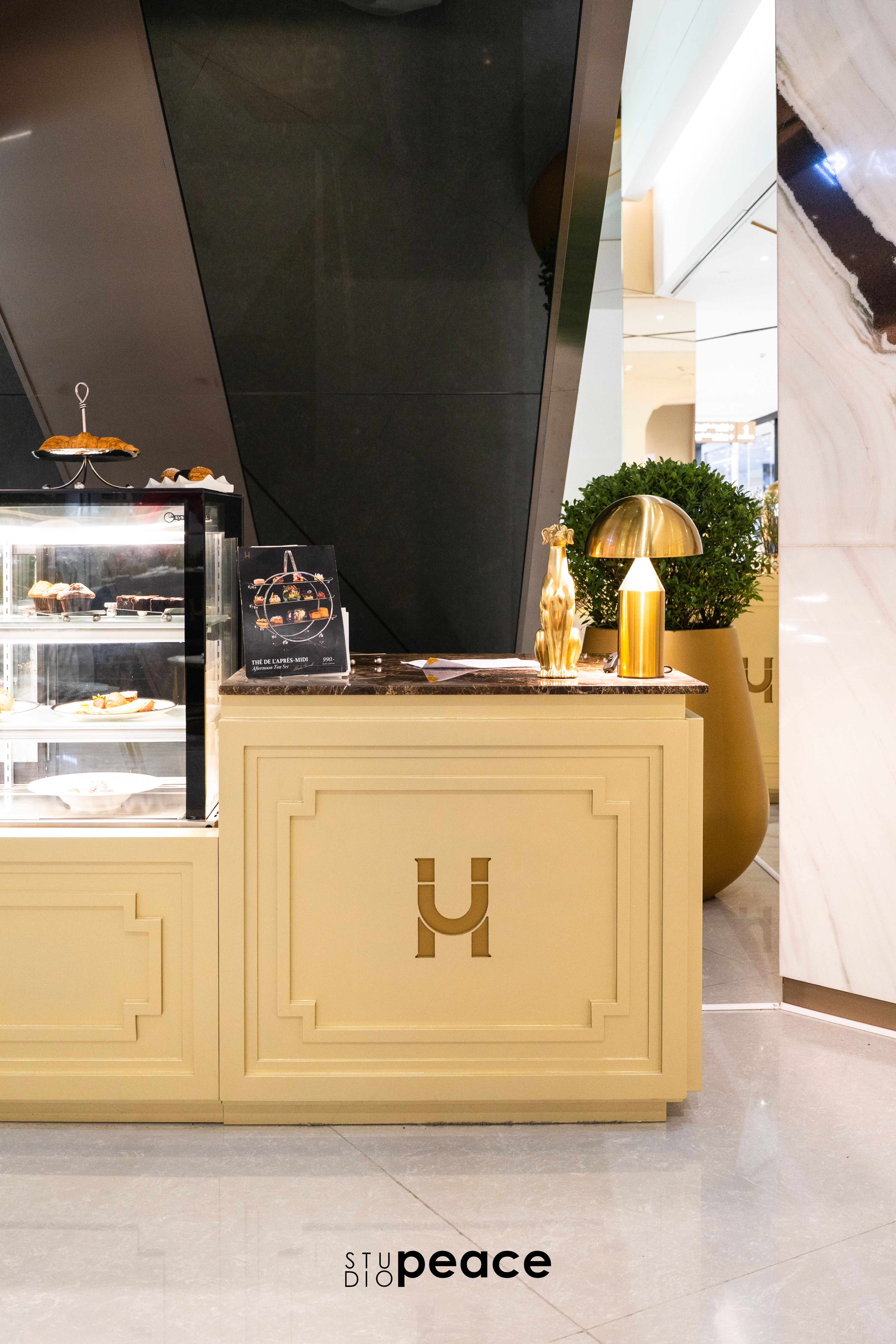 Underhound by Greyhound — Siam Paragon — 14