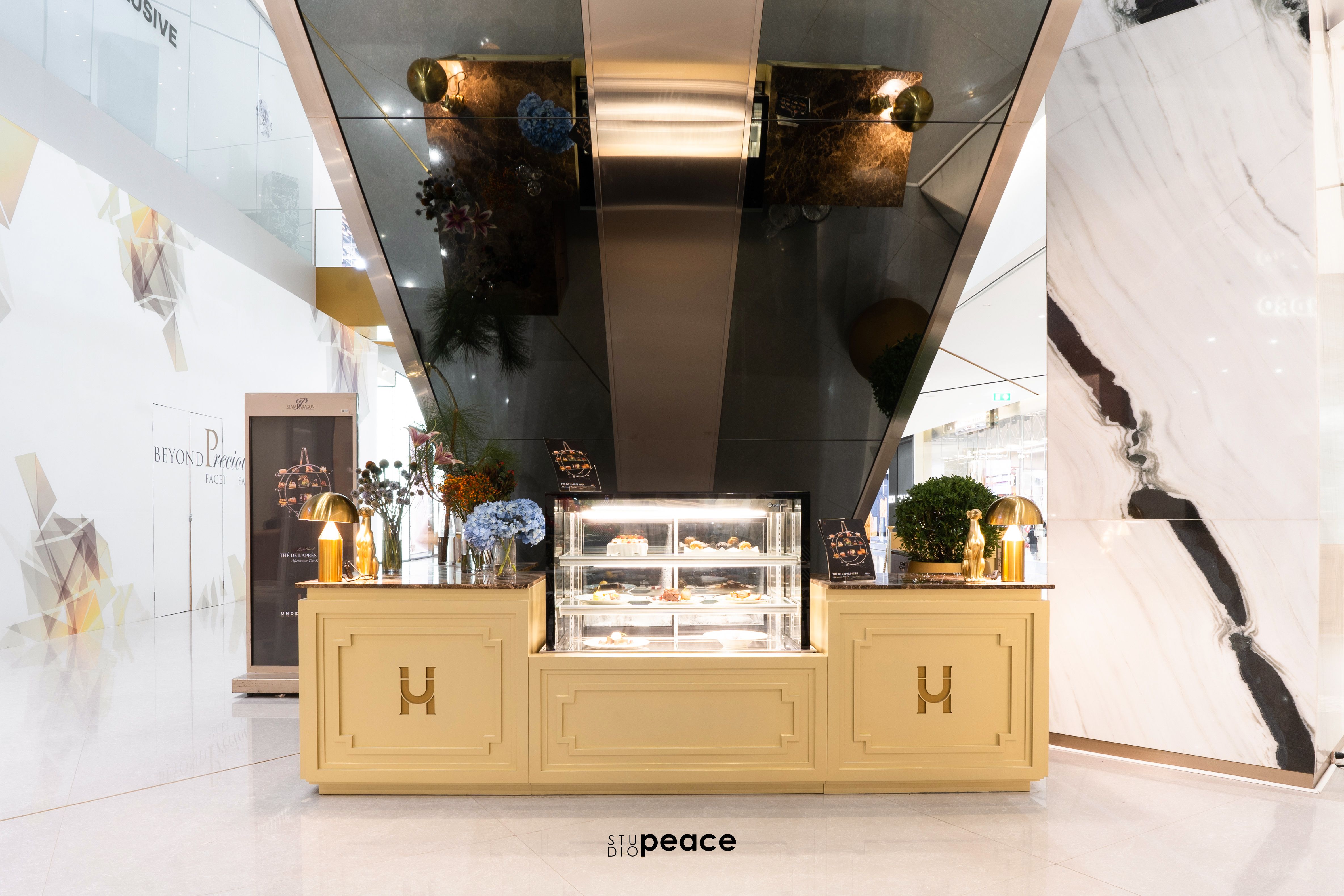 Underhound by Greyhound — Siam Paragon — 10