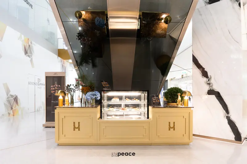 Underhound by Greyhound — Siam Paragon — 10