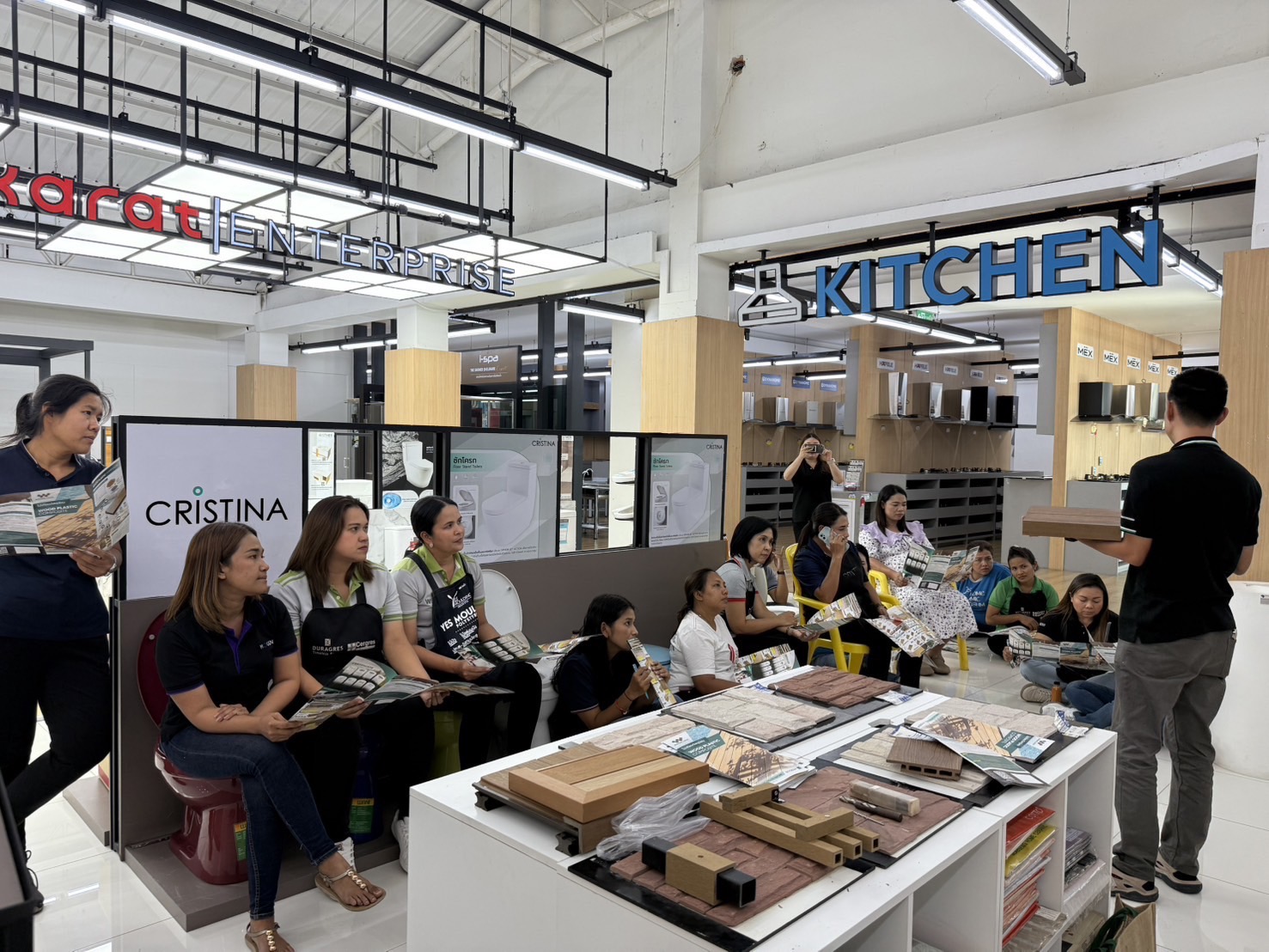 Strengthening Southern Sales: Intensive Training at Jiab Seng Home Ceramic Thung Song