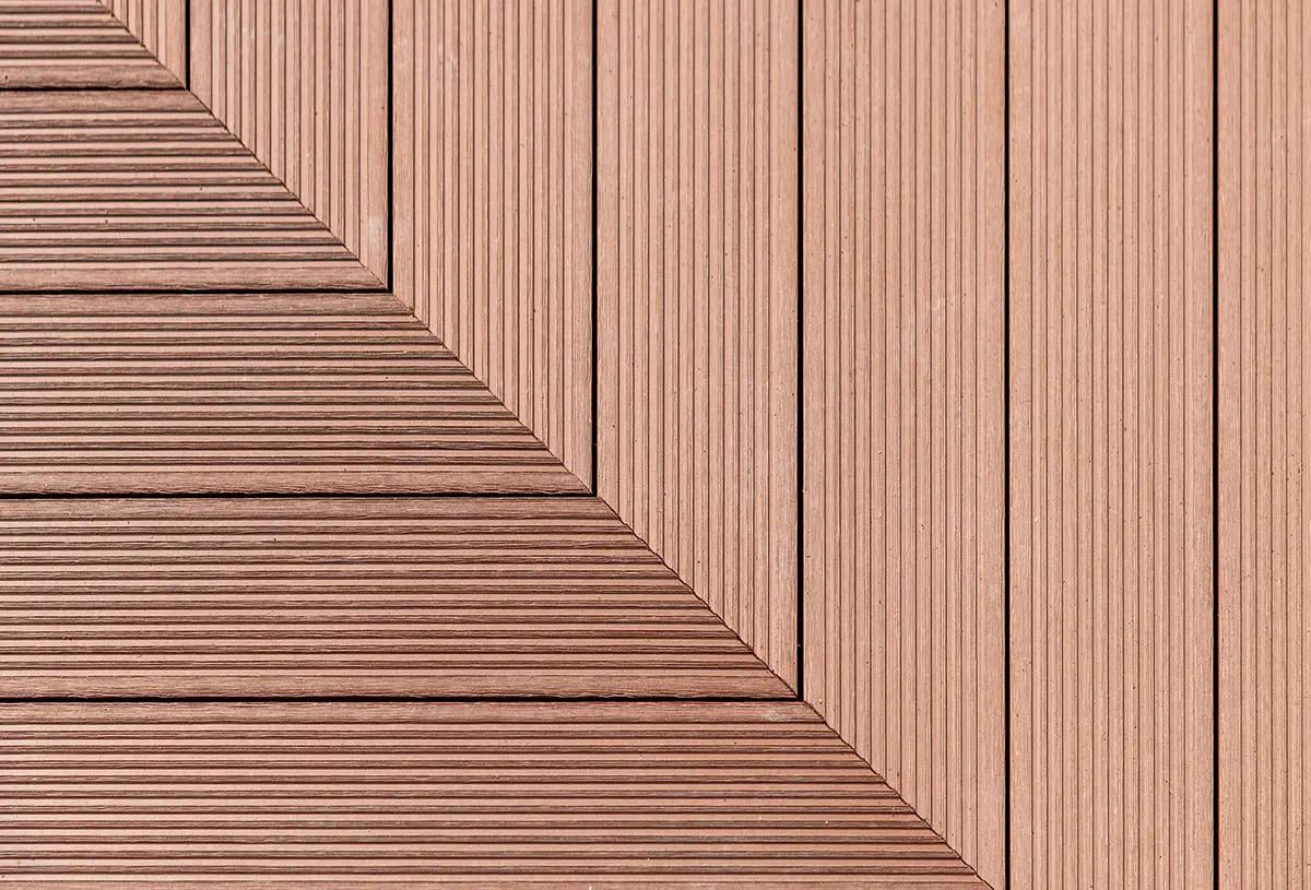 ศึกพื้นไม้สังเคราะห์! WPC กับ Fiber Cement ต่างกันอย่างไร? เลือกแบบไหนให้เหมาะกับบ้านคุณ