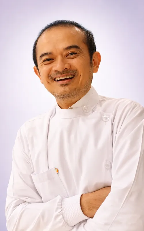 Dr. Prapon Nipattasat, prosthodontist at Asok Montri Dental Clinic